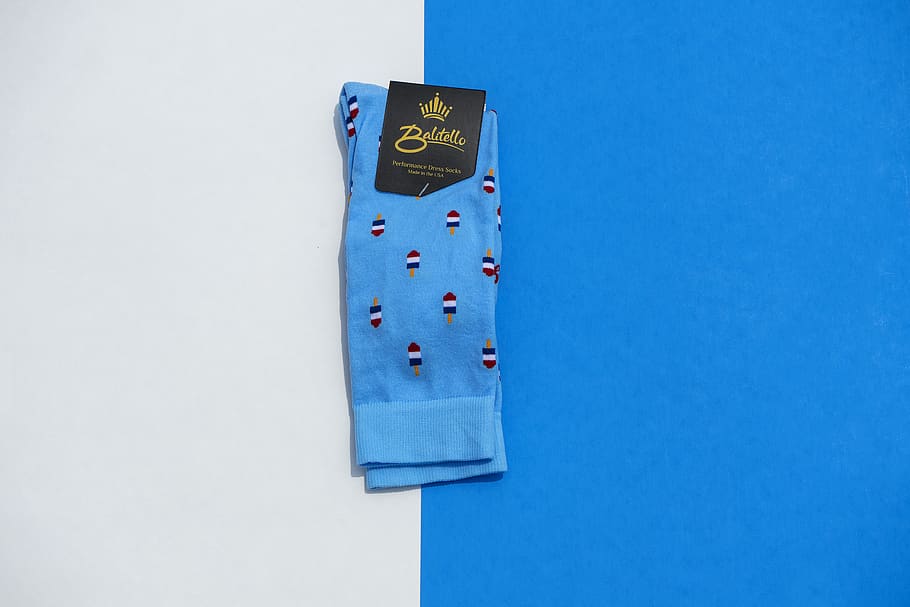 foldet blå sok, blå, sokker, klipper, sok, tilbehør, blå og hvid, produkt skudt, flatlay, is pop, hvid, markedsføring, mærke, flatlay produkt, blå sokker, tote taske, taske, hjem indretning, pude, is popper, balitello, kopiere plads, ingen mennesker, studio skud, indendørs, enkelt objekt, patriotisme, stilleben, farvet baggrund, direkte over, blå baggrund, form, tæt på, forretning, finansiere, skåret ud, flag, nummer, papirvaluta, tøj, 5K
