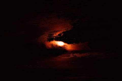 cheio, lua, cobertura, nuvem, céu, noite, brilho, vermelho, laranja, Sombrio, fundo preto, nervum, grão, assustador, natureza, céu noturno, olho, fogo, clima, por do sol, origens, nuvem - céu, ao ar livre, scenics, crepúsculo, cloudscape, verão, cor laranja, beleza na natureza, ninguém, luz - fenômeno natural, Dom, luz solar, céu dramático, espaço, cor preta, imagem colorida, nublado, 5K, CC0, domínio público, royalty free