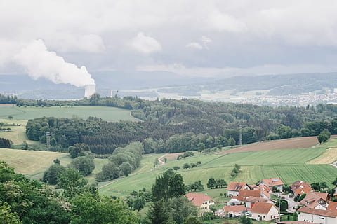 Leibstadt, nuklear, kraftværk, afstand, blå himmel, grænse, skyer, køling, øko, elektrisk, elektricitet, energi, miljø, miljømæssige, Europa, Mark, generation, generator, Tyskland, grøn, industriel, industri, Kernkraftwerk, natur, plante, forurening, strøm, stråling, reaktor, Rhinen, flod, dampning, Schweiz, tårn, udsigt, vanddamp, træ, bygning udvendig, himmel, sky - himmel, bygget struktur, arkitektur, scenics - natur, dag, skønhed i naturen, fabrik, landskab, ingen mennesker, røg - fysisk struktur, jord, grøn farve, røgstabel, udendørs, luftforurening, 2K, CC0, offentligt domæne, royaltyfrie