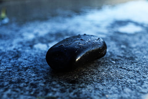 Pietra nera, ciottolo, stati Uniti, Heathrow, bagnato, struttura, natura, inverno, freddo, ghiaccio, avvicinamento, pietra, goccia di pioggia, animale, anfibio, catrame, contenitore per vernici, fuoriuscita di petrolio, girino, turchese, messa a fuoco selettiva, nessuno, giorno, solido, roccia, all'aperto, colore nero, un animale, roccia - oggetto, singolo oggetto, fauna selvatica, natura morta, animali allo stato selvatico, metallo, pietra - oggetto, 5K, CC0, dominio pubblico, privo di copyright