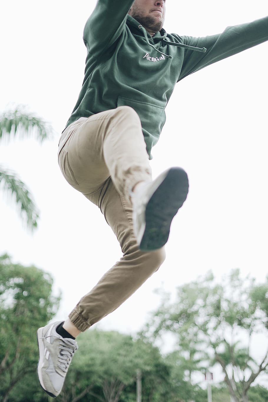 hombre, saltando, árbol, vestir, ropa, calzado, zapato, persona, humano, pantalones, aventuras, actividades de ocio, manga, Zapatos para correr, Deportes, deporte, foto, fotografía, pose de baile, mezclilla, manga larga, zapatilla de deporte, una persona, estilos de vida, gente real, día, aire, actividad de ocio, naturaleza, cielo, ropa casual, centrarse en primer plano, planta, vista de ángulo bajo, al aire libre, longitud total, parte del cuerpo humano, niño, vista frontal, brazos levantados, 5K
