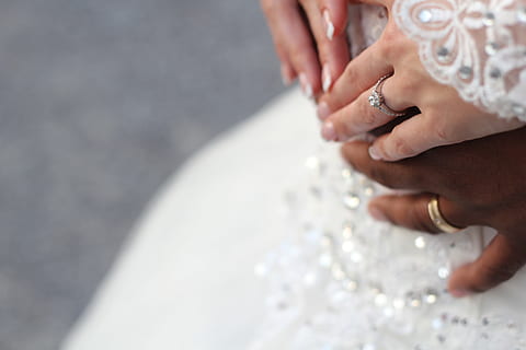 hånd, par, bryllup, ring, ægteskab, brud, Brudgom, menneskelig hånd, menneskelig kropsdel, Kvinder, voksen, smykker, mennesker, natur, diamant - ædelsten, begivenhed, vand, dag, fest, tæt på, luksus, bryllupskjole, rigdom, udendørs, 5K, CC0, offentligt domæne, royaltyfrie