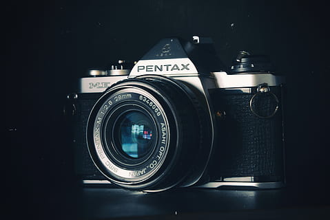 gri, negru, camera pentax slr, aparat de fotografiat - echipament fotografic, fotografii tematice, obiectiv - instrument optic, tehnologie, echipament fotografic, a închide, natură moartă, în interior, aparat foto, text, western script, nici o persoana, camera digitala, stil retro, echipament, Slr camera, un singur obiect, arta culturii și divertismentului, studio shot, Fundal negru, argintiu colorat, camera video de acasă, 5K, CC0, domeniu public, fără drepturi de autor