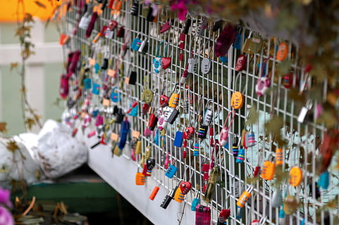 Vorhängeschlösser in verschiedenen Farben, Text, schloss knacken, Beziehungen, Liebhaber sperrt, paar Ziele, Wand, Schließfach, Einkaufswagen, Menge, Geschäft, Kindergarten, Banner, Markt, Regal, Basar, Aluminium, Spielzeug, Kunst, Zinn, Einkaufen, mehrfarbig, große gruppe von gegenständen, keine Leute, hängend, selektiver Fokus, Nahansicht, Fokus auf den Vordergrund, Wahl, Metall, Variation, draußen, in einer Reihe, Tag, Fülle, Kreativität, Natur, Verkauf, 5K, CC0, gemeinfrei, lizenzfrei