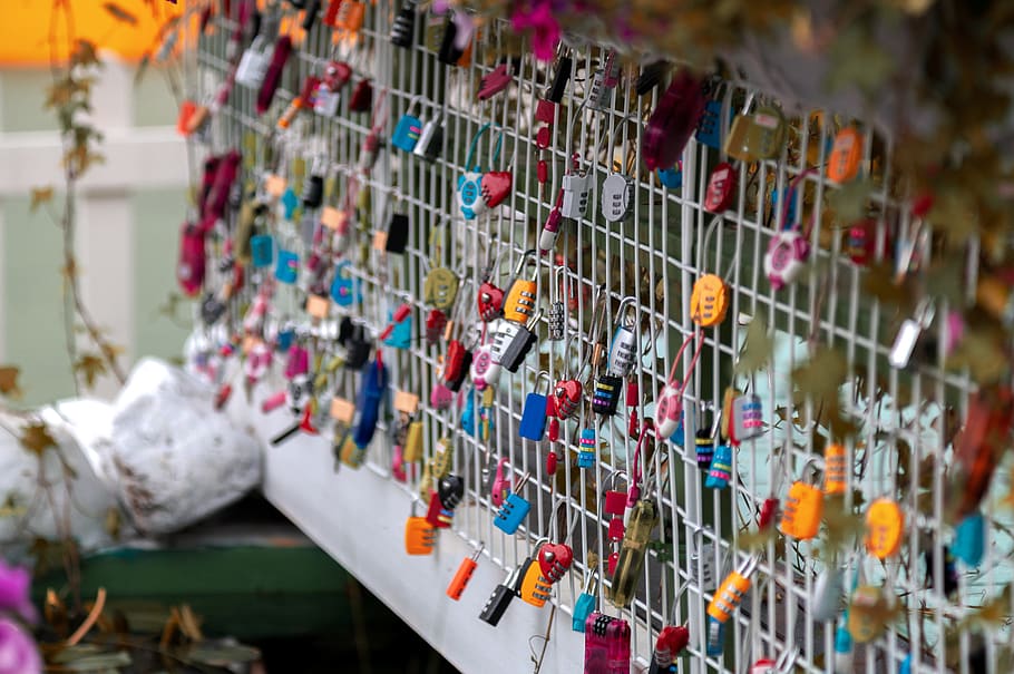 Vorhängeschlösser in verschiedenen Farben, Text, schloss knacken, Beziehungen, Liebhaber sperrt, paar Ziele, Wand, Schließfach, Einkaufswagen, Menge, Geschäft, Kindergarten, Banner, Markt, Regal, Basar, Aluminium, Spielzeug, Kunst, Zinn, Einkaufen, mehrfarbig, große gruppe von gegenständen, keine Leute, hängend, selektiver Fokus, Nahansicht, Fokus auf den Vordergrund, Wahl, Metall, Variation, draußen, in einer Reihe, Tag, Fülle, Kreativität, Natur, Verkauf, 5K