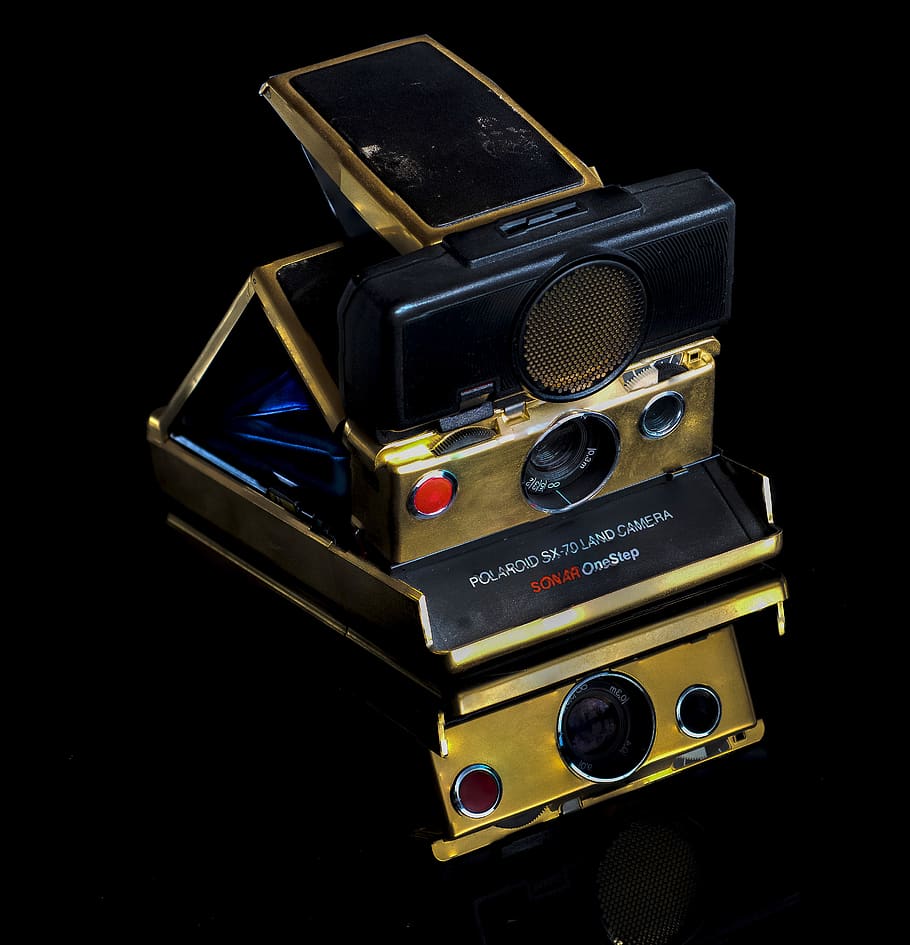 càmera polaroid, càmera, clàssic, electrònica, nostàlgia, Polaroid, càmera de terra polaroid, fons negre, a l'interior, estil retro, tir de l'estudi, tecnologia, primer pla, natura morta, cap gent, càmera - equip fotogràfic, sol objecte, vell, vintage, joguina, temes de fotografia, antiguitat, metall, equipament, creativitat, guió occidental, 2K