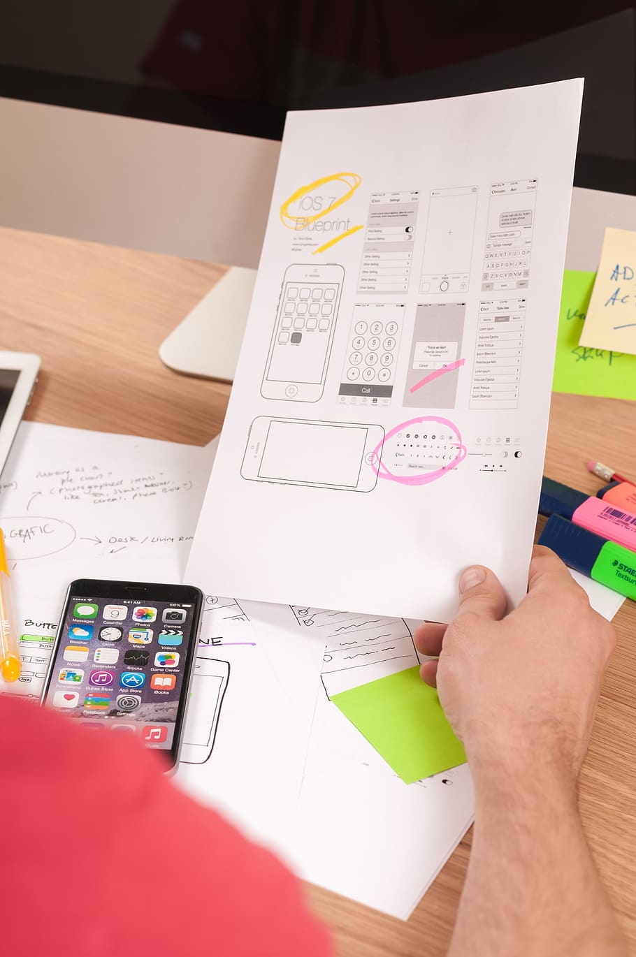 ux, disseny, disseny web, aplicació, mòbil, negocis, interfície, pis, símbol, ui, pàgina, plantilla, navegació, menú, maqueta, servei, telèfon, desenvolupament, sensible, usuari, lancer, poma, iphone, mac, imac, iphone 6, wireframe, tecnologia, projecte, ordinador, digital, procés, signe, Internet, optimització, codificació, programació, comunicació, xarxa, creatiu, màrqueting, modern, idea, oficina, escriptori, icona, web, corporatiu, planificació, taula, una persona, paper, vista d’angle alt, persones reals, part del cos humà, mà humana, mà, a l'interior, mobles, homes, celebració, activitat, estils de vida, bolígraf, llibre, paperassa, dit, 4K