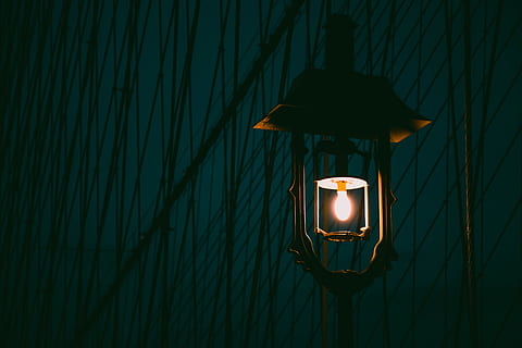 hnědé světlo post, osvětlovací zařízení, svítí, elektřina, elektrická lampa, nástěnný prvek, světlo, řeřavý, elektrické světlo, nikdo, světlo - přírodní jev, nízký úhel pohledu, paliva a energie, stínidlo, noc, technologie, vzor, závěsný, stavba, uvnitř, architektura, temný, strop, zdroj napájení, svítidla, elektrické zařízení, 5K, CC0, veřejná doména, bez autorských práv