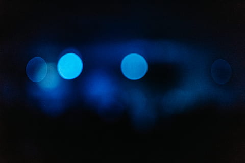 verlichting, gloed, licht, LED, spotlight, gebied, koplamp, stadium, asfalt, neon-, gloeilamp, vinger, astronomie, verduistering, leuning, baluster, structuur, jongleren, opblaasbare, defocused, nacht, abstract, blauw, verlicht, geometrische vorm, cirkel, geen mensen, verlichtingsapparatuur, vorm, gloeiend, zwarte kleur, gevlekt, patroon, achtergronden, beweging, licht - natuurverschijnsel, etherisch, futuristische, projectie, donker, getextureerd effect, helder, abstracte achtergronden, zwarte achtergrond, 5K, CC0, publiek domein, royaltyvrij