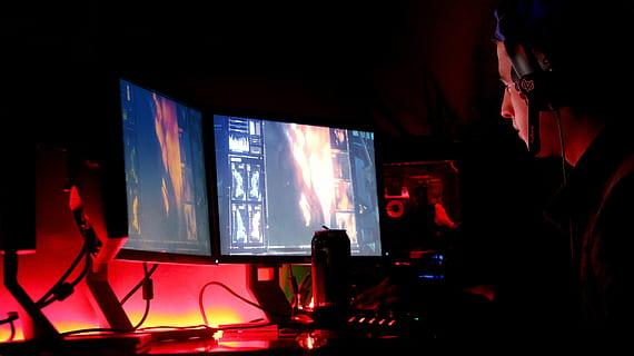 ausencia, plano, computadora de pantalla, monitor, oscuro, electrónica, gráficos, adentro, luces, mirando, hombre, monitores, habitación, tecnología, una persona, iluminado, gente real, mujer, sentado, adulto, cultura de las artes y entretenimiento, actividad de ocio, estilos de vida, rojo, equipo de iluminación, noche, luz - fenómeno natural, cintura para arriba, ropa casual, ocupación, la vida nocturna, 5K, CC0, dominio público, libre de derechos