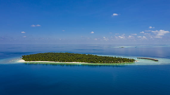 Inselchen, umgeben, Wasser, Land, Natur, draußen, Küstenlinie, Ozean, Meer, Küste, Insel, Strand, Atoll, Himmel, azurblauer Himmel, Regenwald, Pflanze, Baum, Vegetation, Lagune, See, tropisch, Szenen - Natur, ruhige Szene, Ruhe, Schönheit in der Natur, Blau, Horizont über Wasser, keine Leute, Horizont, Ufergegend, idyllisch, Nicht-städtische Szene, wolke - himmel, 5K, CC0, gemeinfrei, lizenzfrei