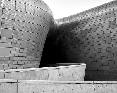 szary betonowy budynek, budynek, architektura, Korea Południowa, dongdaemun projekt plaza, miejski, zewnętrzny, beton, cement, szary, minimalny, nowoczesny, krzywa, geometryczny, skala szarości, czarny i biały, monochromia, planetarium, Miasto, budynek biurowy, zbudowana struktura, niski kąt widzenia, funkcja budowy ścian, żadnych ludzi, na zewnątrz budynku, dzień, Natura, Ściana, na dworze, dachówka, wzór, posadzka, niebo, odbicie, klatka schodowa, muzeum, 4K, CC0, domena publiczna, darmowe zdjęcia