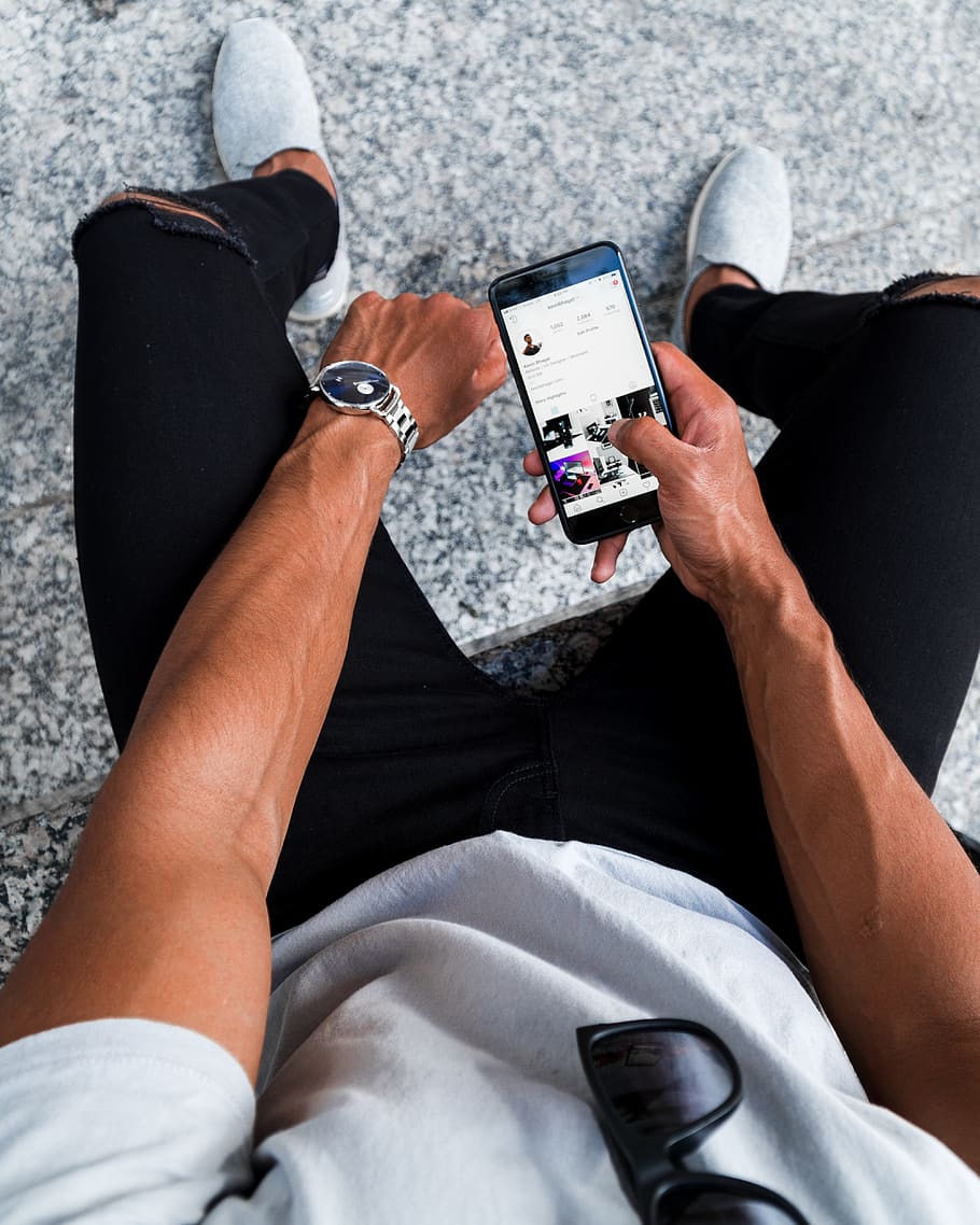 post-2014 iphone, persona, humà, gent, home, Chicago, Estats Units, gris, homes, minimalisme, monocroma, mínim, iphone, minimalista, moda, pell tan, bronzejat, pell, desgast dels homes, moda masculina, home de la moda, persones reals, celebració, vista d’angle alt, tecnologia, una persona, utilitzant el telèfon, tecnologia sense fils, telèfon mòbil, telèfon intel·ligent, telèfon, comunicació, part del cos humà, mà humana, connexió, mà, estils de vida, dispositiu d’informació portàtil, secció mitjana, a l'aire lliure, 4K