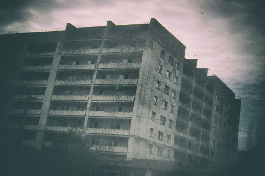 edifici de formigó gris, urbà, de gran alçada, ciutat, edifici, edifici d'apartaments, edifici d'oficines, metròpolis, pripyat, Ucraïna, la zona, naturalesa, barri, a l'aire lliure, bunker, abandonat, perseguidor, zona, chernobyl, nuclear, arquitectura, estructura construïda, exterior de l'edifici, cel, núvol - cel, finestra, cap gent, vista d’angle baix, filtre de producció automàtica, indústria, dia, barri residencial, reflexió, vidre - material, apartament, 5K