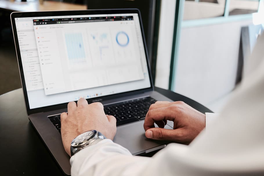 persona, utilitzant, MacBook, pro, ordinador, tecnologia, tecnologia sense fils, connexió, comunicació, portàtil, mà humana, treball, usant portàtil, negocis, mà, part del cos humà, a l'interior, equips informàtics, oficina, homes, Internet, adult, ocupació, xarxa d’ordinadors, teclat, navegar per la xarxa, 5K