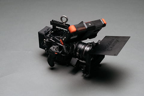 Kamera, Elektronik, Videokamera, Anzeige, Licht, Maschine, Rad, dunkel, dsmc2, Videografie, bts, Gerät, Szene, Geschäft, Schieberegler, Video, Hintergrund, kreativ, Batterie, Matte Box, Studioaufnahme, Stillleben, drinnen, schwarze Farbe, Technologie, einzelnes Objekt, Nahansicht, Fotografie-Themen, Kamera - Fotoausrüstung, grauer Hintergrund, keine Leute, grau, High Angle View, weißer Hintergrund, Tabelle, Fotoausrüstung, ausgeschnitten, Ausrüstung, Objektiv - optisches Instrument, Text, Digitalkamera, 8K, CC0, gemeinfrei, lizenzfrei