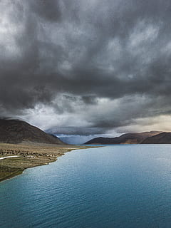 paisatge, núvol, temps, dramàtica, muntanya, aèria, drone, pangong, leh, Índia, aigua, llac, núvol - cel, cel, bellesa a la natura, escenics - natura, escena tranquil·la, tranquil·litat, cap gent, naturalesa, escena no urbana, tempesta, dia, mar, davant del mar, núvol de tempesta, idíl·lic, ominós, 4K, CC0, domini públic, lliure de regalies