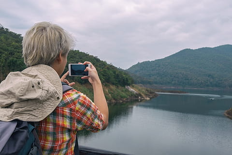 Person, halten, Smartphone, nehmen, Foto, Ruhe, Wasser, Berg, tagsüber, Rucksack, Handy, Tageslicht, Hut, Landschaft, Berge, szenisch, Foto machen, Technologie, eine Person, kabellose Technologie, echte Menschen, Fotografie-Themen, Fotografieren, Kommunikation, Lebensstile, wolke - himmel, Szenen - Natur, tragbares Informationsgerät, Freizeitbeschäftigung, See, Himmel, Mobiltelefon, Gebirge, draußen, 5K, CC0, gemeinfrei, lizenzfrei
