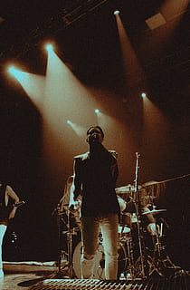 Mann singt, Person, Mensch, Menge, Beleuchtung, Musiker, Musikinstrument, Konzert, Bühne, Rock Konzert, Trommel, Schlagzeug, Freizeitaktivitäten, Musik Band, Schlagzeuger, Gitarre, LED, Scheinwerfer, Nachtleben, Künstler, Gitarrist, Performance, Bühne - Aufführungsraum, beleuchtet, Kunst, Kultur und Unterhaltung, Veranstaltung, Musik-, echte Menschen, Bühnenlicht, Licht - natürliches Phänomen, Besetzung, Vergnügen, Männer, Licht, Lichtanlage, Fertigkeit, unterhaltung beruf, Rockmusik, Musikfestival, Festival, Konzert der populären Musik, 4K, CC0, gemeinfrei, lizenzfrei