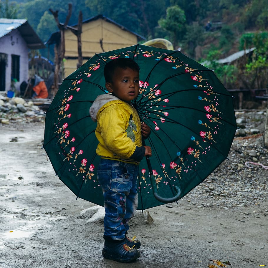 Nepal, umanitario, una persona, lunghezza intera, infanzia, persone reali, bambino, attività di svago, stili di vita, maschi, uomini, ragazzi, femmine, giorno, carina, ragazze, in piedi, natura, architettura, innocenza, all'aperto, 2K
