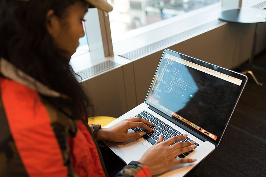 dona, utilitzant, MacBook, pro, codi, codificació, ordinador, desenvolupador, desenvolupament, a l'interior, portàtil, programador, programació, escriure, treballar, treball, tecnologia, tecnologia sense fils, adult, comunicació, una persona, connexió, dones, ocupació, utilitzant l’ordinador, usant portàtil, assegut, celebració, mig adult, negocis, mirant, pentinat, 5K
