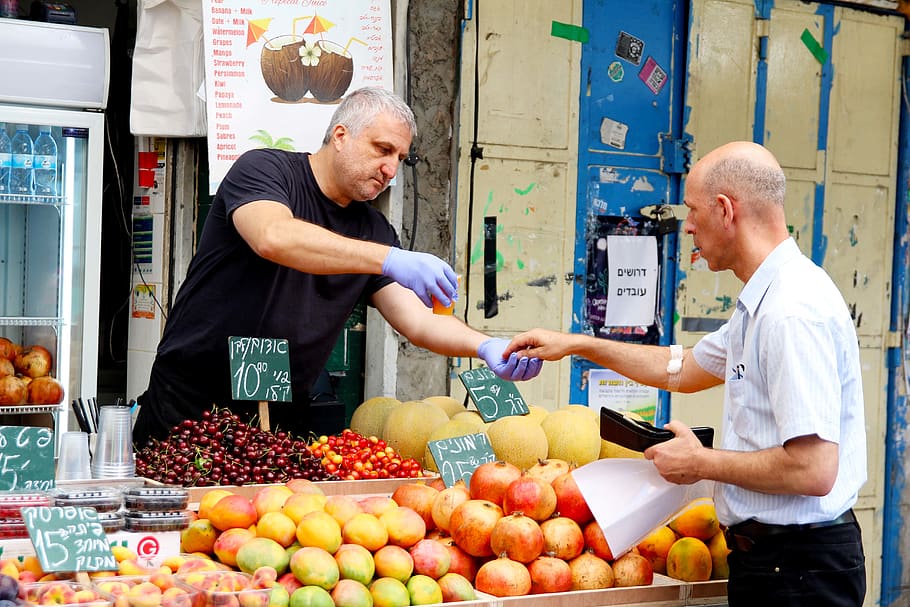 Israel, Jerusalem, homes, venda al detall, adult, persones reals, menjar i beguda, dues persones, de peu, ocupació, menjar, roba casual, fruita, gent, mascles, adult madur, mercat, frescor, alimentació saludable, homes madurs, adult gran, elecció, comprar, 5K