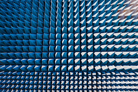 Muster, Teppich, Textur, sond, Pyramiden, Salle Blanche, weißer Raum, musique, Musik-, Symmetrie, Lärm, bruit, fraktal, Ornament, Kugel, Wort, Matze, Labyrinth, Kunst, Hintergründe, Vollbild, texturiert, keine Leute, Blau, Wiederholung, Design, Nahansicht, drinnen, abstrakt, Textil-, Tag, modern, gestalten, Metall, Sonnenlicht, die Architektur, Industrie, Geometrische Figur, 5K, CC0, gemeinfrei, lizenzfrei