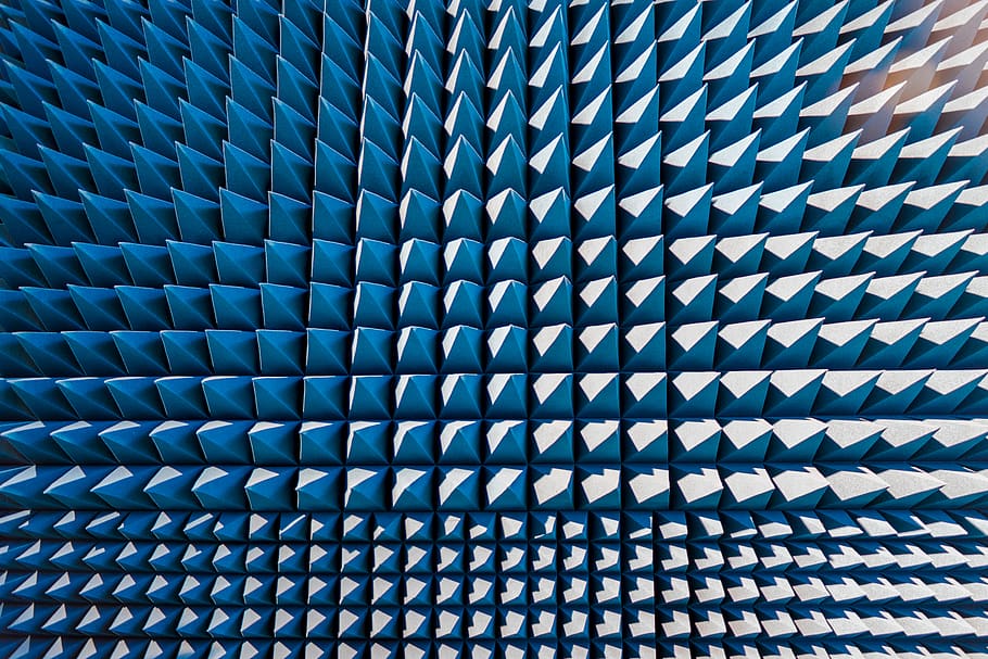 patró, catifa, textura, cançó, piràmides, salle blanche, habitació blanca, musique, música, simetria, soroll, bruit, fractal, ornament, esfera, paraula, laberint, art, fons, marc complet, cap gent, blau, repetició, disseny, primer pla, a l'interior, resum, tèxtil, dia, modern, forma, metall, llum solar, arquitectura, indústria, forma geomètrica, 5K