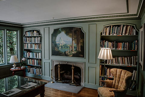 beige muurdecor, plank, boekenplank, binnenshuis, boek, publicatie, interieur, geen mensen, venster, architectuur, meubilair, bibliotheek, dag, tafel, huiskamer, fotolijst, montuur, huis, ingebouwde structuur, antiek, 5K, CC0, publiek domein, royaltyvrij