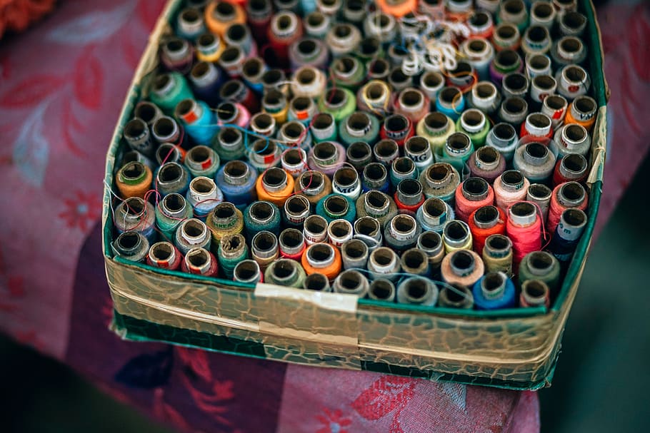 tèxtil, fil, indústria, cosir, moda, color, cotó, fons, bobina, roba, material, brodats, artesania, colorit, sastre, objectes, fibra, disseny, treballar, producte, cadena, rodet, rosa, taronja, blau, primer pla, vermell, grup, blanc, llana, con, confecció, verd, plata, groc, costura, molí, rodar, teixit, imatge, dissenyador, multicolor, a l'interior, centrar-se en primer pla, elecció, variació, patró, cap gent, gran grup d'objectes, natura morta, contenidor, art i artesania, venda al detall, taula, col · lecció, forma, 5K