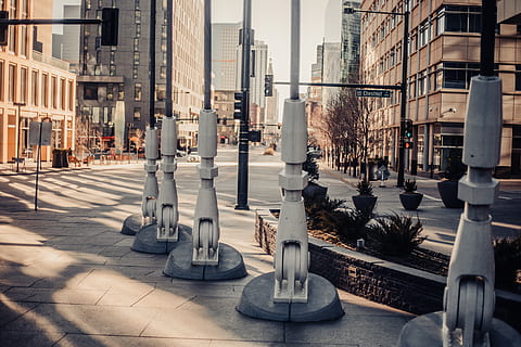 decori di statue grigie, urbano, costruzione, centro, città, cittadina, strada, architettura, metropoli, semaforo, luce, edificio per uffici, pilastro, colonna, umano, persona, intersezione, asfalto, sentiero, pietra da lastrico, esterno dell'edificio, struttura costruita, giorno, persone accessorie, natura, luce del sole, cielo, all'aperto, vita di città, ombra, paesaggio urbano, vetro - materiale, via della città, trasparente, edificio per uffici esterno, grattacielo, 5K, CC0, dominio pubblico, privo di copyright