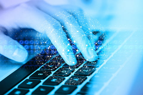 réseau, clavier, main, chaîne de bloc, globe, numérisation, la communication, à l'échelle mondiale, Arrêtez, Sécurité, lien, global, La technologie, numérique, bleu, Technologie sans fil, personne, l'Internet, réseau informatique, mise au point sélective, ordinateur, fermer, portable, à l'intérieur, Les données, embrasé, culture artistique et divertissement, arrière-plans, prise de vue en studio, partie informatique, lumière - phénomène naturel, fond bleu, communications globales, 4K, CC0, domaine public, libre de droits
