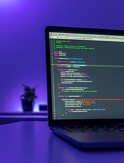 grijs, laptop computer, gedraaid, elektronica, pc, computer, laptop, tonen, monitor, LCD scherm, scherm, ontwikkelaar, appel, Purper, macbook pro, lichten, toetsenbord, computer hardware, hardware, desktop, meubilair, bureau, technologie, verbinding, Draadloze technologie, communicatie, binnenshuis, geen mensen, dier, internet, dierlijke thema's, computerapparatuur, één dier, computer netwerk, computerscherm, detailopname, apparaatscherm, bedrijf, studio opname, zoogdier, wereldwijde communicatie, 4K, CC0, publiek domein, royaltyvrij