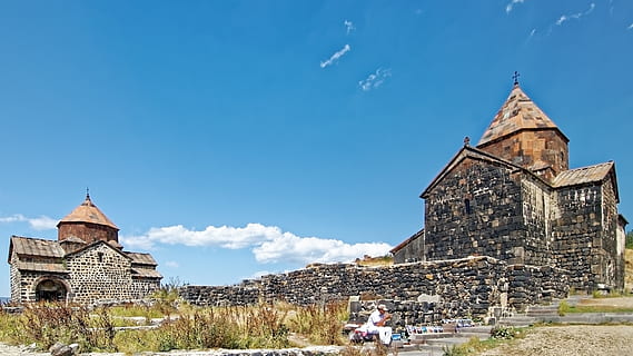 Armēnija, šūšanas, sevanavank, klosteris, baznīca, arhitektūra, vēsturiski, reliģiju, caucasus, uzbūvēta struktūra, debesis, ēkas ārpuse, pielūgsmes vieta, ēka, vēsture, pagātne, garīgums, dienā, ceļojumu galamērķi, raksturs, ticība, ceļot, cilvēku grupa, mākonis - debesis, tūrismu, ārā, 8K, CC0, publiskais domēns, bez atlīdzības