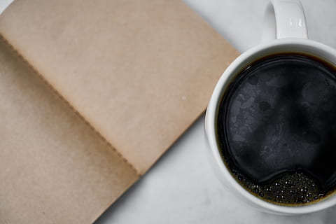 kaffe, notisbok, bord, varmt, koffein, arbeidet, kontor, kopp, studere, blog, å skrive, espresso, papir, artikkel, morgen, kreativ, drikke, forfatter, karriere, journalist, dokument, er tom, Merk, gå i stykker, kurs, nærbilde, høy vinkel visning, innendørs, stilleben, mat og Drikke, rett over, ingen folk, papp, container, mat, fokusere på forgrunnen, eske, forberedelse, friskhet, kopiere plass, kaffe - drikke, svart kaffe, 5K, CC0, offentlig domene, opphavsrett gratis