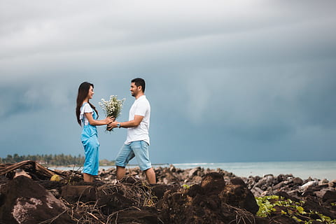 foto, uomo, dando, fiori, donna, spiaggia, nuvole, nuvoloso, coppia, cupo, contento, paesaggio, tempo libero, amore, oceano, all'aperto, persone, servizio fotografico, ricreazione, rilassamento, rocce, romanza, mare, riva del mare, solidarieta, viaggio, vacanza, acqua, indossare, due persone, giovane adulto, giovani uomini, donne, cielo, coppia - relazione, natura, coppia eterosessuale, giovani donne, uomini, in piedi, adulto, roccia - oggetto, lunghezza intera, roccia, emozione, abbigliamento casual, scenics - natura, emozione positiva, orizzonte sull'acqua, guardando a vista, 4K, CC0, dominio pubblico, privo di copyright