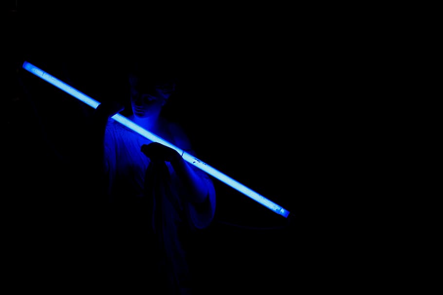 luce blu, luce, laser, doppio, persona, umano, neon, buio, statua, blu, spada, armi, arma, lama, hula, giocattolo, silhouette, vita notturna, guidato, meridiana, notte, girato in studio, sfondo nero, movimento, illuminato, copia spazio, in casa, una persona, movimento sfocato, musica, attrezzatura per l'illuminazione, avvicinamento, colore nero, luce - fenomeno naturale, vista laterale, aggressione, 4K
