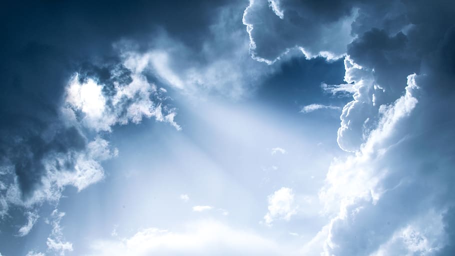 cel ennuvolat, núvol - cel, cel, medi ambient, cel dramàtic, bellesa a la natura, cloudscape, cel malhumorat, naturalesa, fons, llum solar, vent, tempesta, blau, atmosfera, cap gent, Color blanc, dia, escenics - natura, a l'aire lliure, meteorologia, fosc, brillant, clima, llum al final del túnel, netejar, 5K