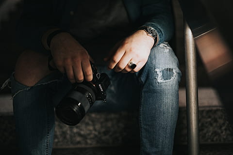 persona, participación, negro, cámara réflex digital, cámara, anillo, reloj, mezclilla, lente, Sab, sentado, tecnología, joyería, Moda, estilo, dslr, luz baja, dril de algodón rasgado, ambiente, estado animico, camara - equipo fotografico, fotógrafo, gente, mujer, una persona, aficiones, estilos de vida, hombres, adulto, etnia caucásica, mano humana, fotografiando, adulto joven, equipo, hembras, temas de fotografia, adentro, machos, pantalones, 5K, CC0, dominio público, libre de derechos