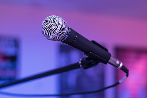 , microfon, dispozitiv de intrare, muzică, tehnologie, cablu, comunicare, arta culturii și divertismentului, echipament, în interior, performanţă, echipamente de înregistrare a sunetului, vorbind, să se concentreze asupra primelor elemente, vorbire, stativ microfon, a închide, echipament audio, studio, un singur obiect, etapa - spațiu de performanță, etapă, Echipament electric, viata de noapte, Violet, 5K, CC0, domeniu public, fără drepturi de autor