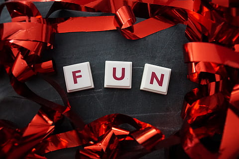 divertimento, parola, rosso, ciclo continuo, Inglese, lettere, in casa, testo, comunicazione, natura morta, avvicinamento, nessuno, grande gruppo di oggetti, alfabeto, lettera, numero, vista dall'alto, sceneggiatura occidentale, fotogramma intero, cultura artistica e intrattenimento, tavolo, direttamente sopra, emozione, celebrazione, 5K, CC0, dominio pubblico, privo di copyright