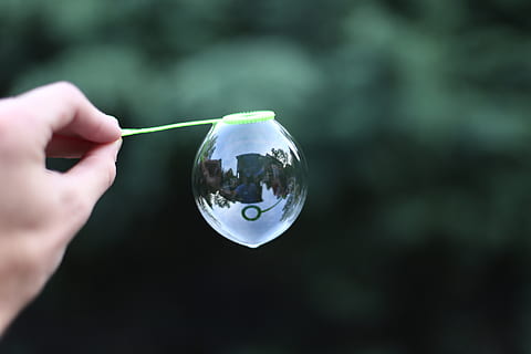 afspejling, boble, menneskelig hånd, hånd, sfære, bedrift, en person, menneskelig kropsdel, fokus på forgrunden, gennemsigtig, rigtige mennesker, natur, glas - materiale, uigenkendelig person, tæt på, kropsdel, dag, boblestang, form, udendørs, finger, lille, 2K, CC0, offentligt domæne, royaltyfrie