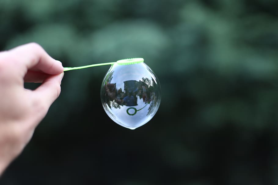 afspejling, boble, menneskelig hånd, hånd, sfære, bedrift, en person, menneskelig kropsdel, fokus på forgrunden, gennemsigtig, rigtige mennesker, natur, glas - materiale, uigenkendelig person, tæt på, kropsdel, dag, boblestang, form, udendørs, finger, lille, 2K