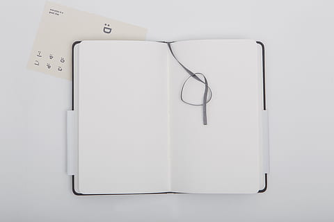livre, carnet, journal intime, table, travail, Bureau, signet, des pages, drap, couverture, prise de vue en studio, à l'intérieur, des lunettes, lunettes, fond blanc, personne, couleur blanche, affaires, espace de copie, papier, directement au-dessus, la communication, coupé, texte, fournitures de bureau, fermer, nature morte, instrument médical, blanc, 5K, CC0, domaine public, libre de droits