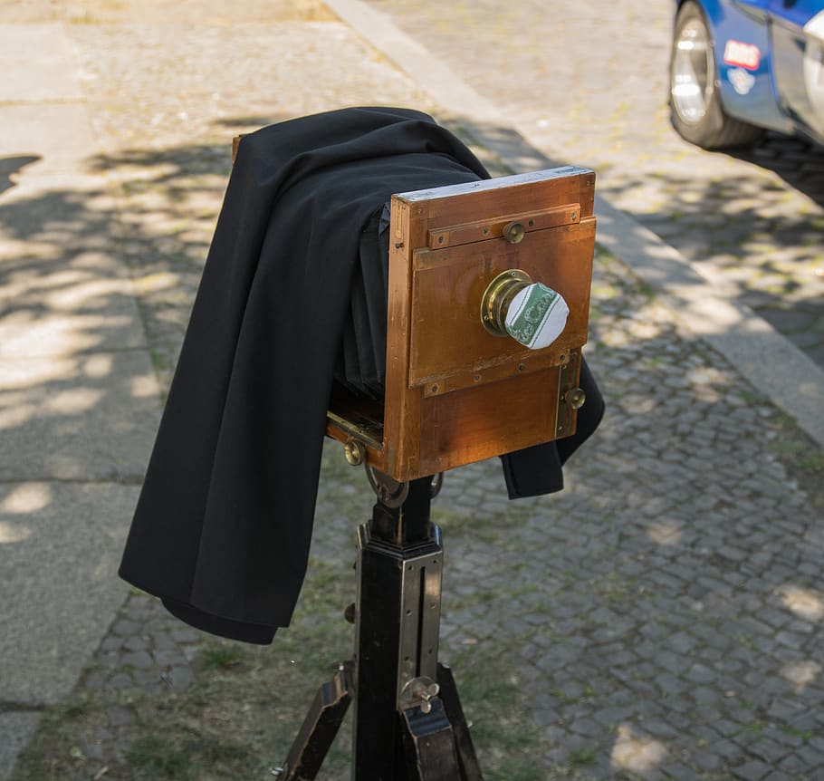 Kamera, Plattenkamera, alt, analog, historisch, Jahrgang, Tag, Fokus auf den Vordergrund, draußen, Holz - Material, Technologie, Stadt, Straße, Natur, Kommunikation, Nahansicht, Sonnenlicht, Retro-Stil, Fußweg, Musik-, Menschen, Metall, High Angle View, elektrische Ausrüstung, 4K