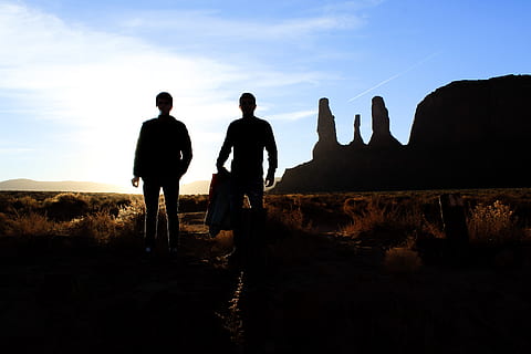 silhouet, twee, persoon, staand, woestijn, backlit, wolken, donker, daglicht, gras, landschap, mannen, berg-, natuur, mensen, toneel-, hemel, achteraanzicht, volledige lengte, vrijetijdsbesteding, wolk - lucht, echte mensen, twee personen, levensstijlen, milieu, land-, schoonheid in de natuur, rots, reizen, volwassen, buitenshuis, 2K, CC0, publiek domein, royaltyvrij
