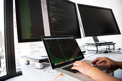 fotogrāfija, personas rakstīšana, savienojumu, datus, rakstāmgalds, ierīce, elektronika, rokas, tastatūra, klēpjdators, moderns, monitoriem, programmu, programmētājs, programmēšana, ekrāniem, tehnoloģijas, rakstīt, strādā, darba vieta, dators, datortehnika, roka, cilvēka roku, cilvēka ķermeņa daļa, datora monitors, tabula, telpās, viens cilvēks, Bizness, birojs, komunikāciju, bezvadu tehnoloģija, datora tastatūra, izmantojot datoru, pirkstu, 5K, CC0, publiskais domēns, bez atlīdzības