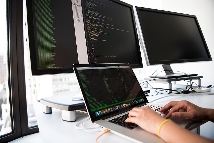 fotografia, escriure la persona, connexió, dades, escriptori, dispositiu, electrònica, mans, teclat, portàtil, modern, monitors, programa, programador, programació, pantalles, tecnologia, escriure, treball, espai de treball, ordinador, equips informàtics, mà, mà humana, part del cos humà, monitor d’ordinador, taula, a l'interior, una persona, negocis, oficina, comunicació, tecnologia sense fils, teclat d’ordinador, utilitzant l’ordinador, dit, 5K