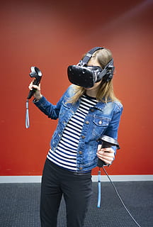 vr, wirtualny, ar, Wirtualna rzeczywistość, tech, technologia, przyszłość, zabawa, energetyczny, gra, młody, dziewczynka, rzeczywistość, komputer, cyfrowy, urzadzenie cyfrowe, kontroler, Edukacja, test, robot, trzy czwarte długości, na stojąco, trzymać, jedna osoba, codzienne ubrania, kolorowe tło, przedni widok, wewnątrz, dziecko, czerwony, spędzania wolnego czasu, blond włosy, włosy, kultura i rozrywka artystyczna, czynność, broń, studio strzał, fryzura, zasłonięta twarz, 4K, CC0, domena publiczna, darmowe zdjęcia