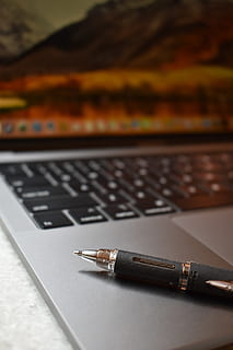 počítač, jablko, macintosh, mac, esc, laptop, kancelář, technologie, pracovní, obrazovka, klávesnice, Internet, digitální, pero, kuličkový bod, sdělení, bezdrátové technologie, spojení, stůl, nikdo, detail, počítačové vybavení, uvnitř, počítačová klávesnice, psaní, zaměřit se na popředí, podnikání, stálý život, selektivní zaměření, přenosnost, 5K, CC0, veřejná doména, bez autorských práv
